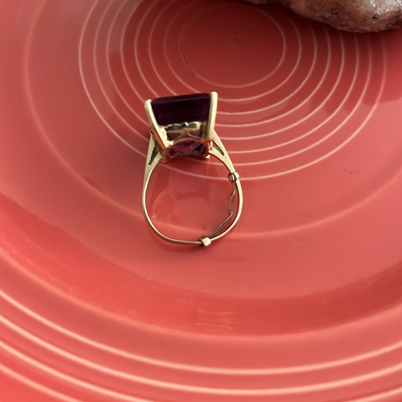 Vintage Emerald Cut Amethyst Gold Ring - Picture 8 of 9